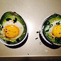 拥有超级颜值的营养早餐：牛油果焗蛋的做法图解4