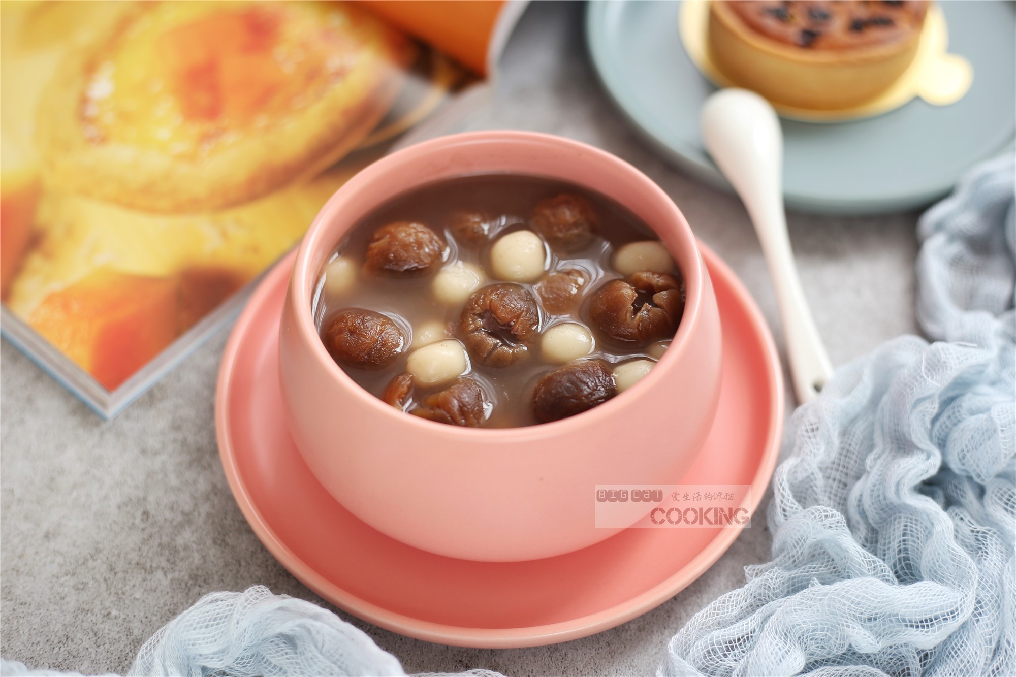 Sweet bean and glutinous rice ball soup