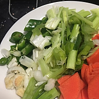 红萝卜炒腊肉的做法图解2