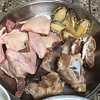 鸽子猪骨土茯苓汤的做法图解2
