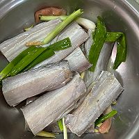 #菜油就选外婆乡，新鲜开榨抢先尝#炸带鱼的做法图解1