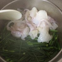 韮菜炒鱿鱼花的做法图解4