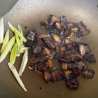 蒜苗炒酱五花肉（绍兴酱油肉）的做法图解3