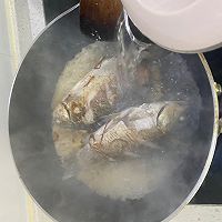 鲜掉眉毛的荷包蛋鲫鱼汤的做法图解10