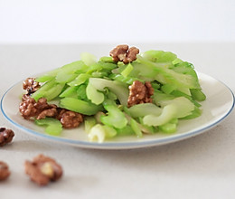 核桃炒西芹的做法