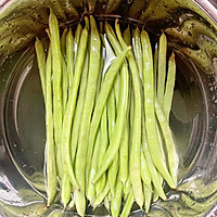 四季豆炒肉的做法图解1