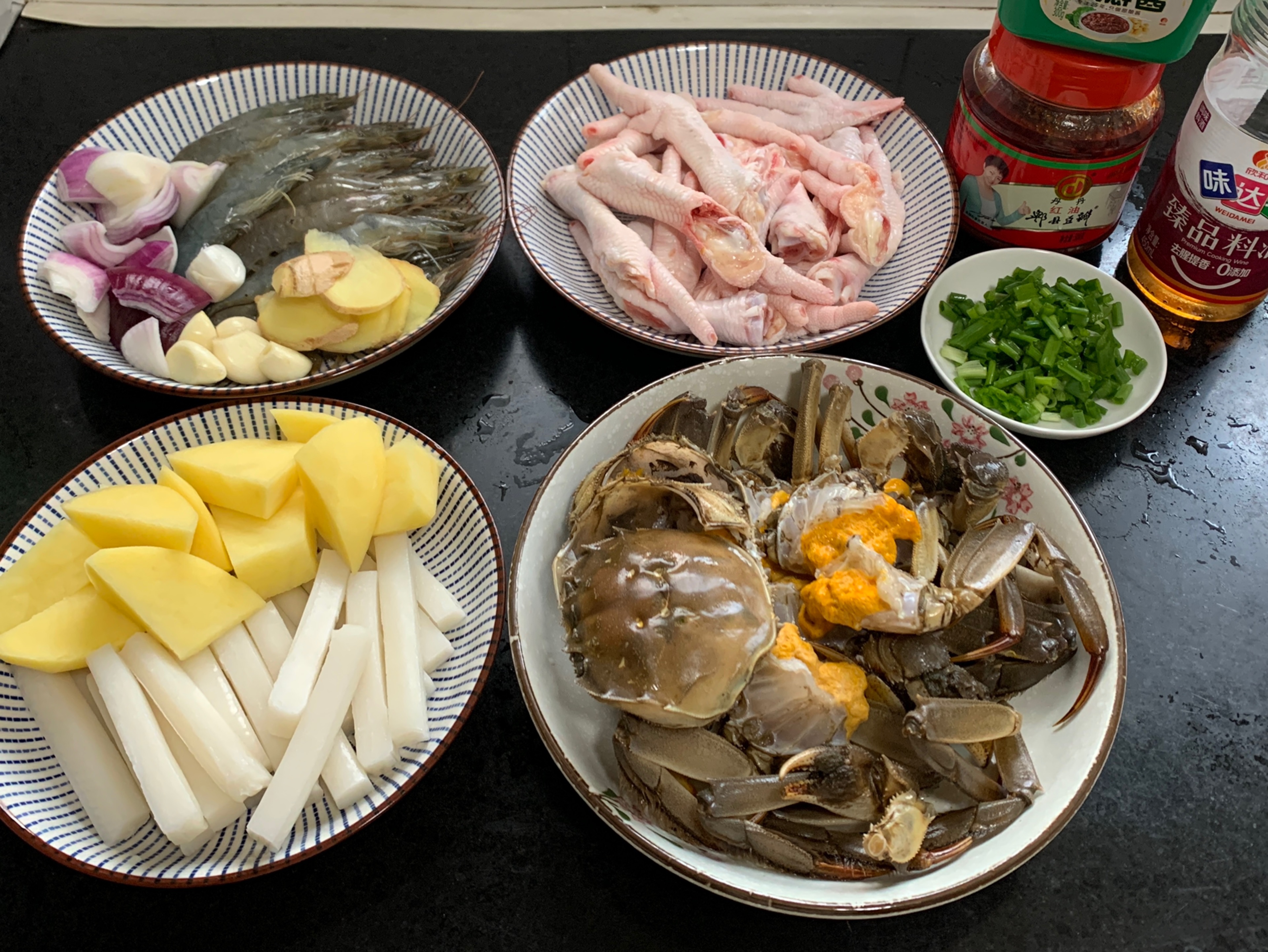 香辣虾蟹干锅怎么做_香辣虾蟹干锅的做法_coco的厨房_豆果美食