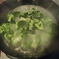 上汤西兰花的做法图解2