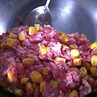 猪肉玉米蔬菜虾仁饺子的做法图解1