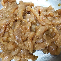 蒜苔肉丝有人焯水，有人直接炒，都不对，用这方法做不油腻还下饭的做法图解2