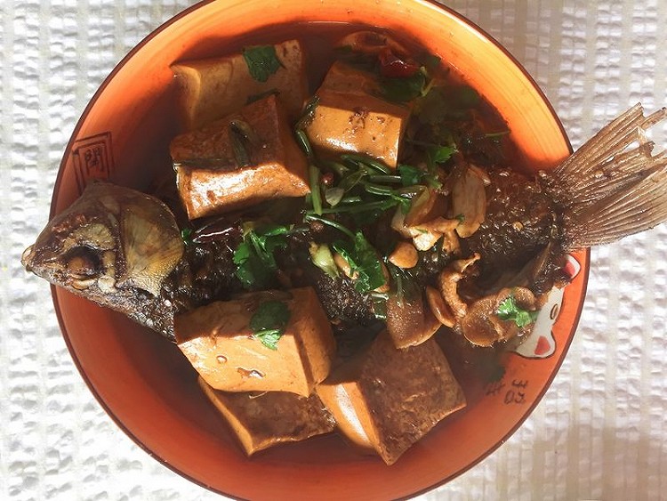 红烧鲫鱼炖豆腐的做法