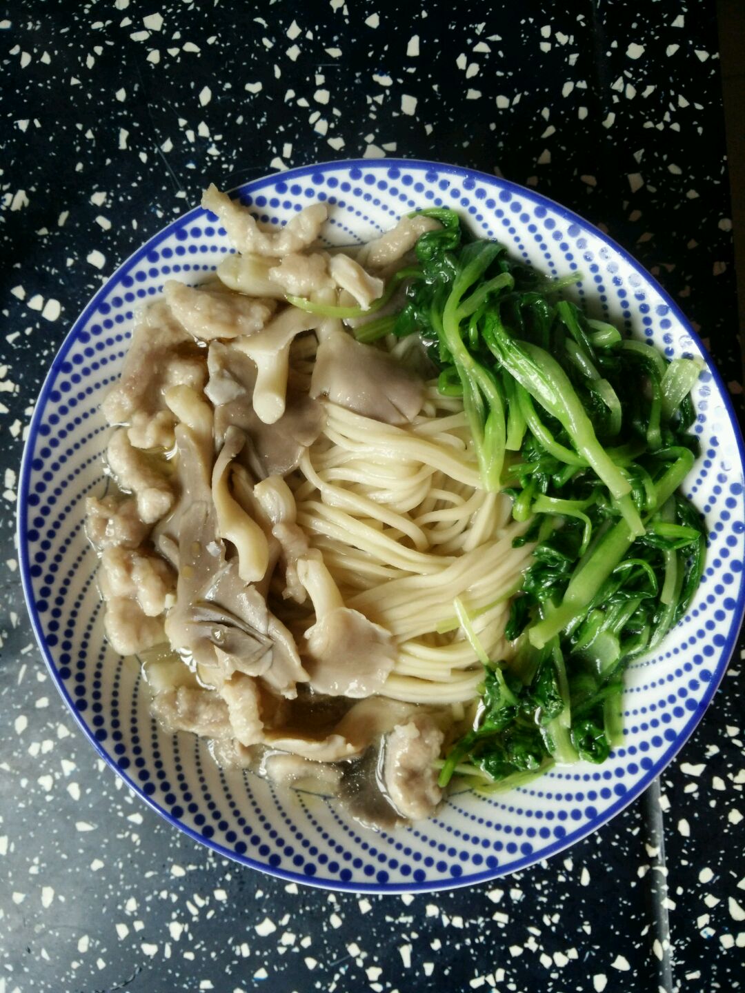 肉丝菌菇汤面