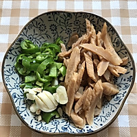 青椒炒萝卜干的做法图解1