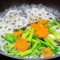 #味达美·名厨汁味正当夏#酸辣杂蔬藕片的做法图解4