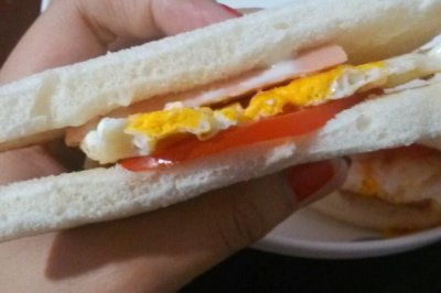 火腿肠+蛋+番茄 三明治