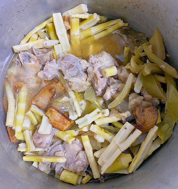 「咸菜苦笋焖五花肉」的做法