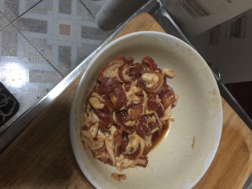 小白菜炒肉的做法图解1