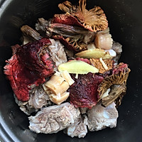 红菇干贝排骨汤的做法图解3