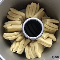 像棉花一样柔软香甜的炼乳面包的做法图解12