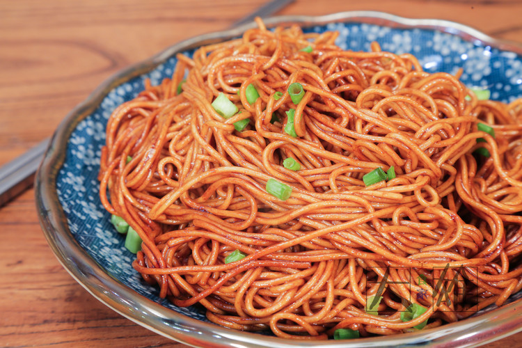 夏季美食必备款——葱油拌面的做法