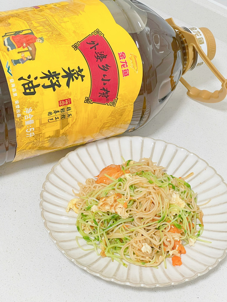 豌豆苗炒面的做法