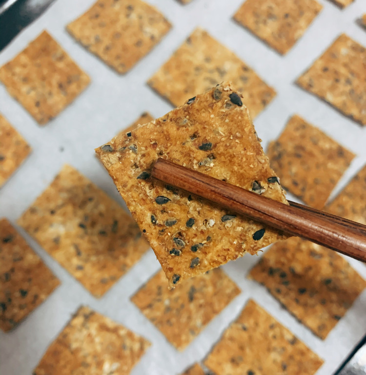 全麦黑芝麻苏打饼干的做法