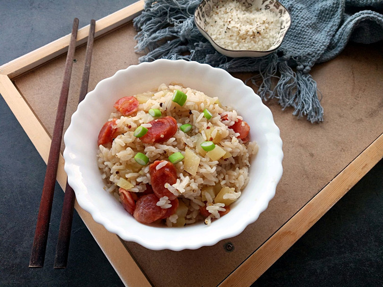 电饭锅腊肠土豆焖饭的做法