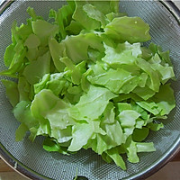 包心菜炒腊肠：教你如何把包心菜炒得又鲜嫩又脆绿的做法图解5