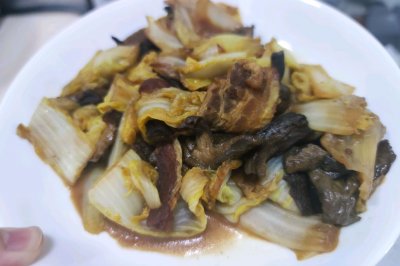 五花肉松蘑炒白菜