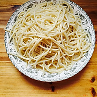 酱油炒面的做法图解2