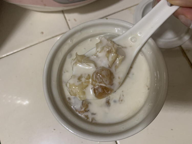 甜品｜椰奶炖桃胶皂角米银耳的做法