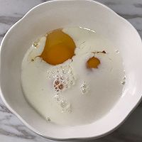 炒鸡蛋不用一滴油，里面加一种食材，炒出来非常软嫩，孩子超喜欢的做法图解2