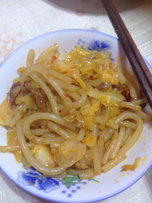 炒米粉 鸡肉泡菜的做法图解1