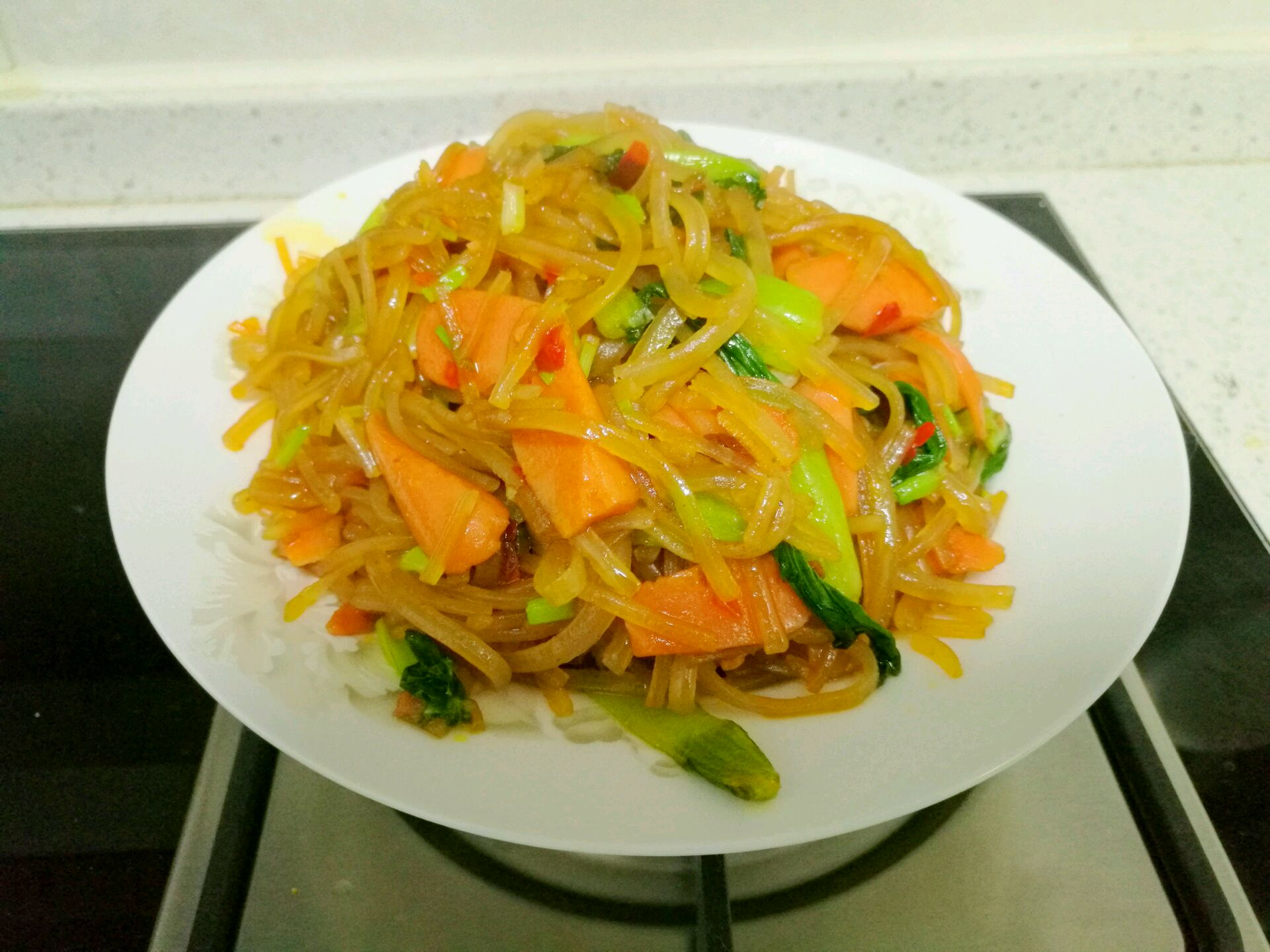 Stir fried vermicelli with green vegetables and ham