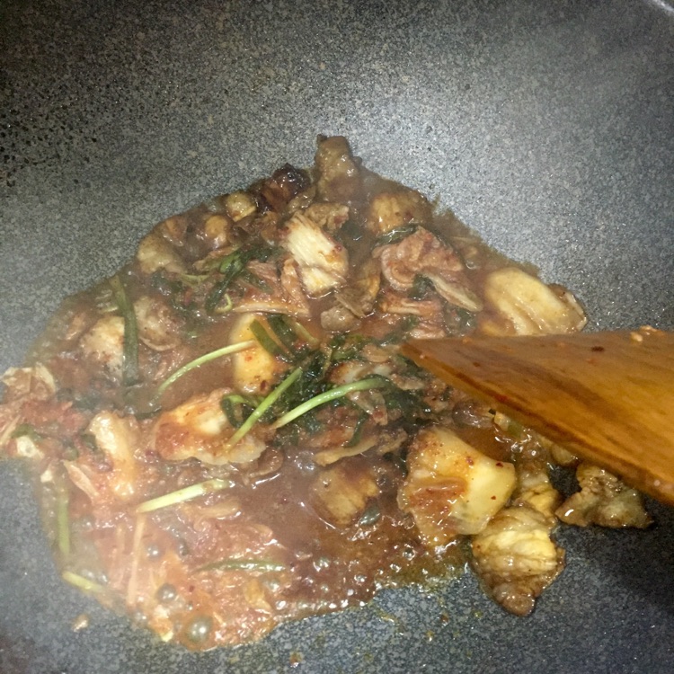 辣白菜炒五花肉的做法图解3