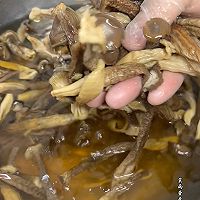 #外婆乡炒出火锅香#鹿茸菇炒肉的做法图解1