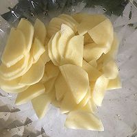 土豆青椒炒腊肉的做法图解1