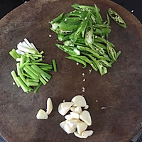 清香不油腻的青椒炒茄子，做法健康色泽鲜亮的做法图解2