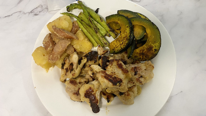 杂蔬咖喱煎鸡肉块+土豆香肠沙拉
