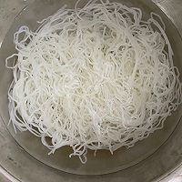 鸡蛋火腿炒米粉的做法图解1
