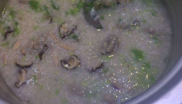 香菇，鱿鱼排骨粥。的做法