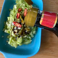 夏天餐桌上凉拌菜是少不了的、凉拌糖醋黄瓜的做法图解7