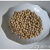 越吃越美的养生菜--黄豆猪尾煲的做法图解1