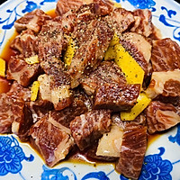 黑胡椒炒牛肉粒的做法图解1