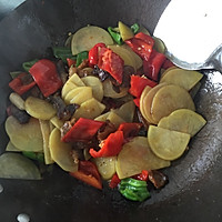 土豆片炒肉的做法图解1