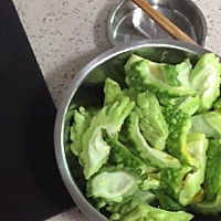 苦瓜黄豆五花肉煲的做法图解1