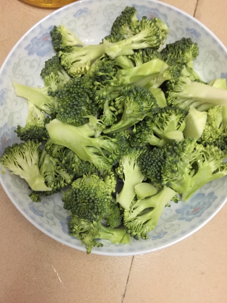 西兰花炒肉的做法图解2