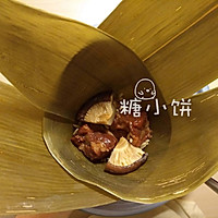 【香菇脆骨卤肉粽子】塔形粽包法的做法图解10