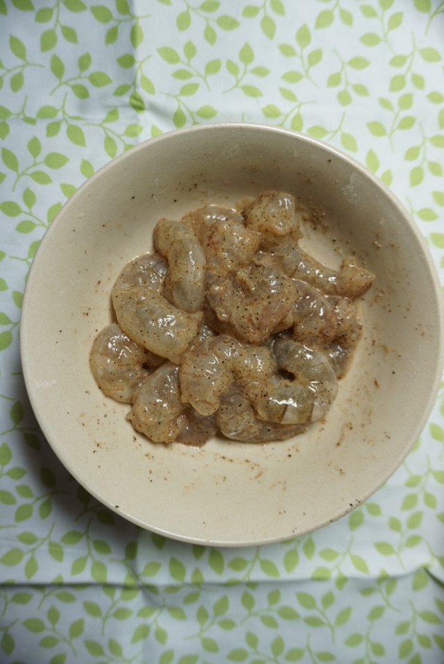 西红柿虾仁豆腐汤的做法图解1