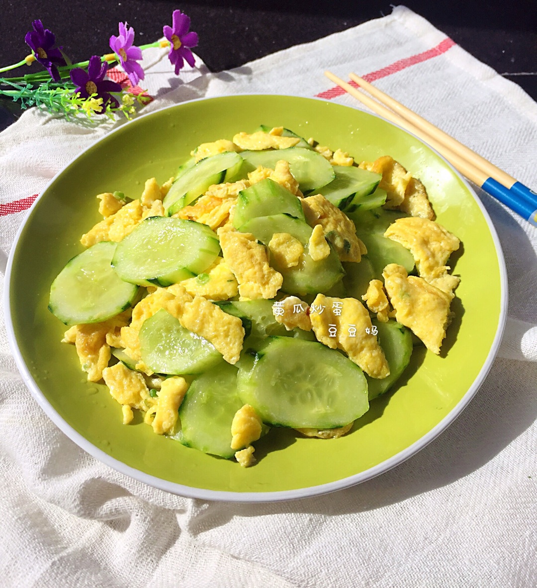 黄瓜拌皮蛋,黄瓜拌皮蛋的家常做法 - 美食杰菜谱做法大全